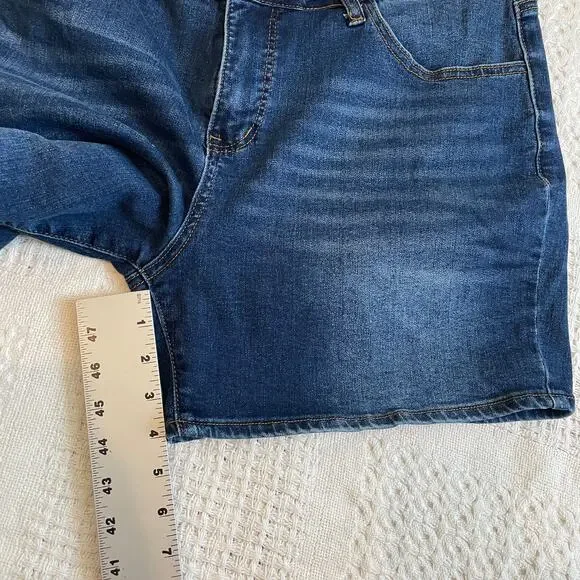 !iT 16 Claire curvy stretch jean shorts SH 1994 - Picture 4 of 12